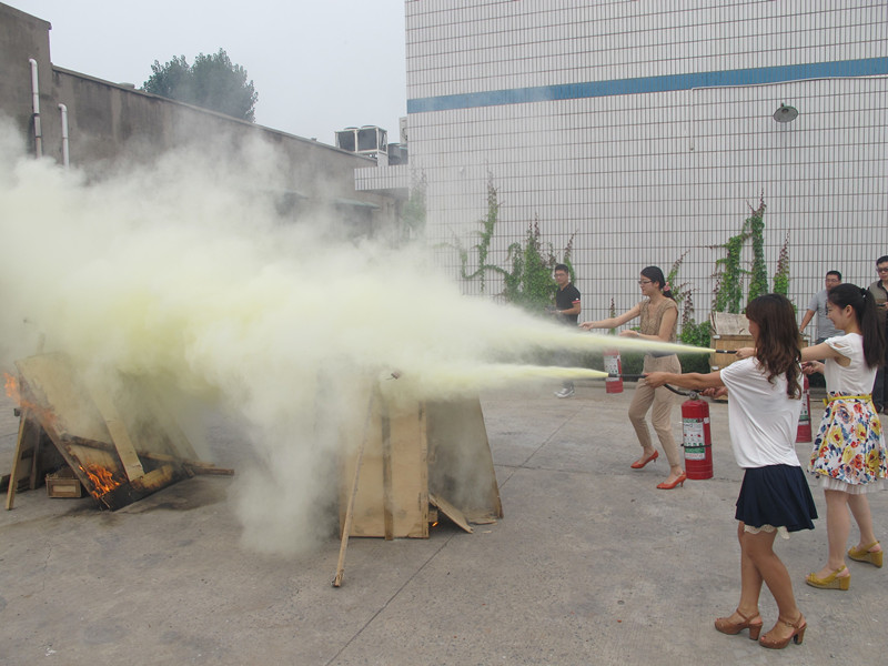 人人參與消防-共創(chuàng)平安和諧-益和熱力公司開展消防、逃生演練
